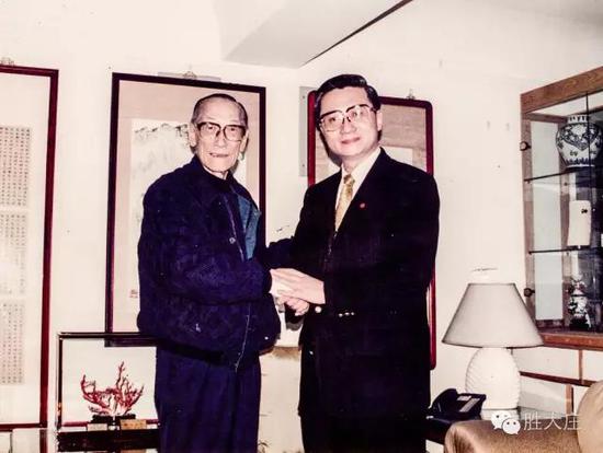 蒋纬国将军鼎力支持李志仁、曾仕强参选 首届“台湾总统、副总统”　　摄于中正梅园家中