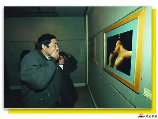 曾几何时,一位参观人体艺术展览的观众面对作品的瞬间做出这样的表情