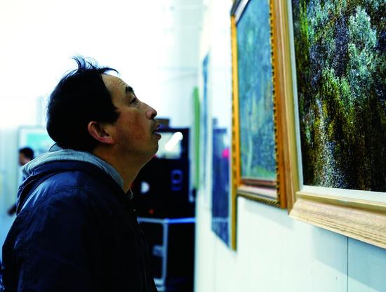 观众参观画展