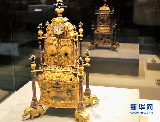 铜镀金嵌珐琅六柱座钟 新华网发(李丽华摄)