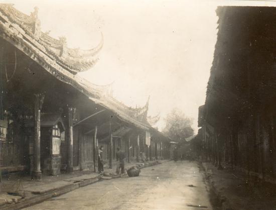 金轮场,百姓赶场都在檐廊下进行。晴天不被太阳晒,雨天不被大雨淋。客栈、青楼、茶馆、酒楼、油房、药铺、铁匠铺一家连着一家,商贾、文人、香客、游客、贩夫络绎不绝