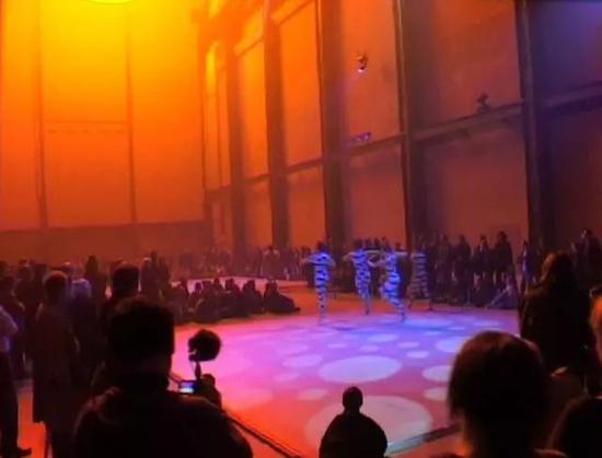 △舞者在《气候项目》作品中进行互动表演（2003），图片来自于网络