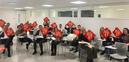 学习中文的联合国工作人员们展示“中国福”
