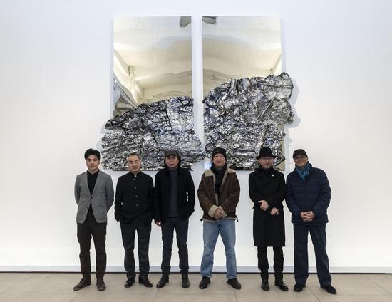 　　从左至右：白盒子艺术馆副馆长曹茂超、白盒子艺术馆馆长孙永增、艺术家王家增、中央美术学院教授王华祥、鲁迅美术学院院长李象群、著名艺术家陈坚