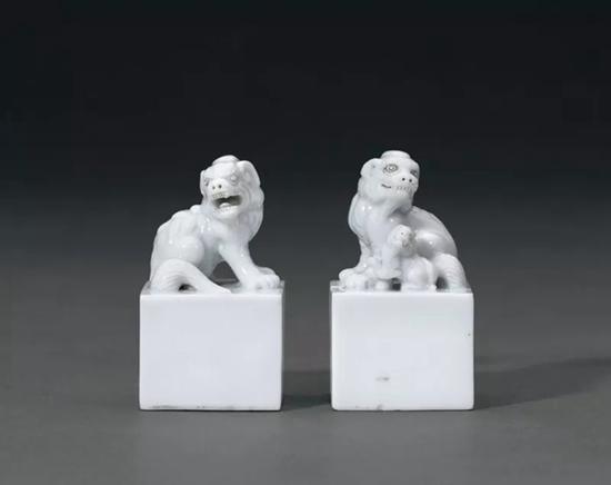 Lot 900 清早期 德化窑白瓷狮钮方章一对 　　3.4x3.4x6cm。（2） Long x Wide x High