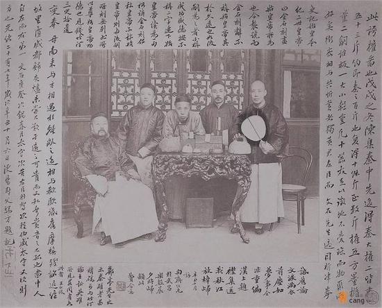 此为端方（左一）及友人摄于1901年之《评权图》，桌上摆放数枚秦权，左右两端最大者皆为吴大澂旧藏，左为铁权，右则为此本所拓之铜权。