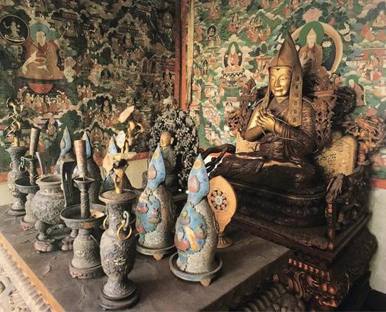 参阅:《清宫藏传佛教文物》,紫禁城出版社,1998年,第272页,梵华楼二楼明间内景,木髹漆泥金宗喀巴坐像。