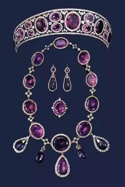 无独有偶，玛丽女王（荷兰王后、英国女王）也同样拥有一套紫晶首饰套装