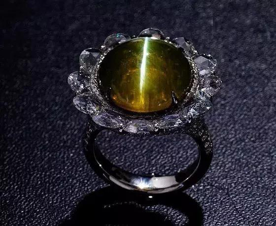 图中为金绿猫眼戒指