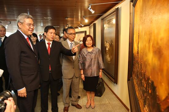 冯少协(左二)在向徐步(右二)、翁贴·阿塔盖万瓦提(左一)、布萨蒂(右一)介绍作品