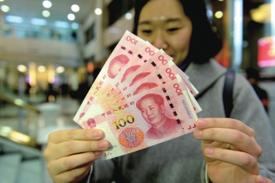 拿到新版人民币的市民非常开心。京华时报记者谭青摄