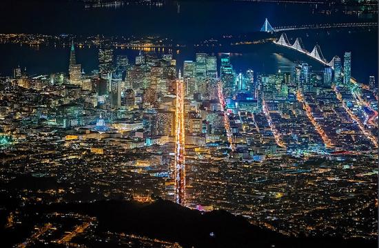 朗福瑞德拍摄的美国旧金山夜景，高速路和摩天大厦清晰可见。（网页截图）