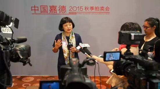 中国嘉德总裁助理兼中国书画部总经理郭彤接受媒体记者采访