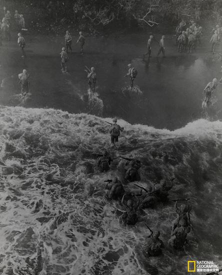 “这就是海军陆战队。”1943年12月26日，士兵们钻出坦克登陆舰后踏着半米多深的波涛抵达格罗斯特角（Cape Gloucester）的海滩。（供图：美国海军陆战队）