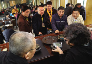 交流会现场,来自全国各地的100多名藏友与故宫、国博的专家交流。