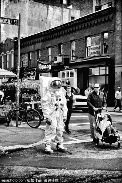 美国摄影师记录纽约街头日常古怪离奇画面