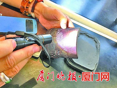 行家正在对市民的藏品进行鉴定。