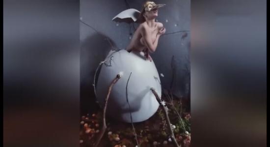 女艺术家裸体与动物合影 抗议物化女性