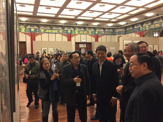 全国政协原副主席陈宗兴等参观展览,中国画“强元”课题组负责人李树森做讲解