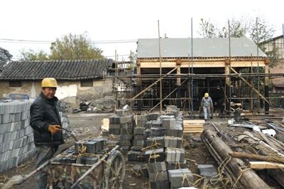 11月16日，前门大江胡同32号，工人在原址复建。新京报记者 浦峰 摄
