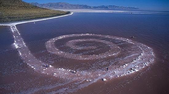 完整的循环，罗伯特·史密森的螺旋码头(1970)位于犹他州的大盐湖。摄影:乔治·斯坦梅茨（George Steinmetz）/ 柯比斯（Corbis） 图片来源：网络