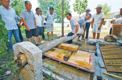 “压干”也是古法造纸一道必不可少的工序