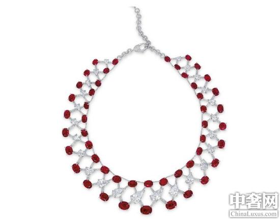 2015年6月香港佳士得拍卖：缅甸天然鸽血红红宝石及钻石项链以1，300万美元成交，刷新世界拍卖纪录