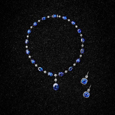 Harry Winston 蓝宝石配钻石项链与耳环套装 　　铂金镶嵌十八颗共重84.74克拉天然蓝宝石，配十八颗圆形切割钻石项链，配分别重8.95克拉和9.05克拉天然蓝宝石耳环一对 　　附GIA和AGL证书1122298757 / 2125298770 　　RMB： 8，000，000-10，000，000