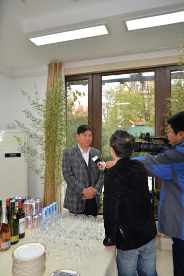 经纬集团董事长苟永胜接受中央数字电视书画频道的采访