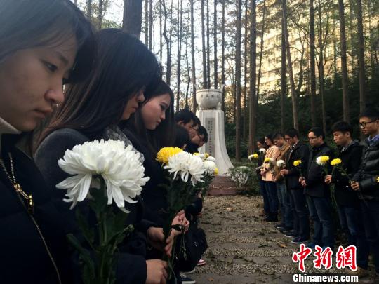河海大学的学生们还自发的携菊花,来到清凉山南京大屠杀遇难同胞纪念碑前,悼念逝去的同胞们 盛捷 摄