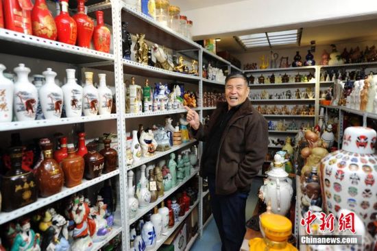 刘国福的储藏室仿如一个小型博物馆，摆满了不同年代，不同材质的各式酒器。 张瑶 摄