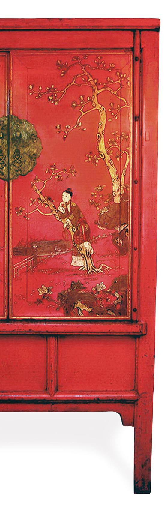 图4-3 大柜右柜门“海棠春慵图”,画面上方玉兰盛开,春日融融