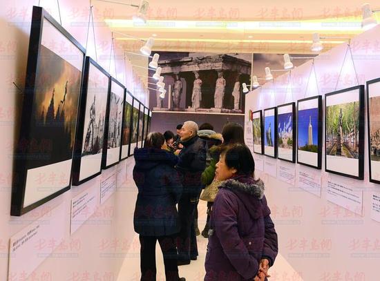 市民参观雕塑摄影展。