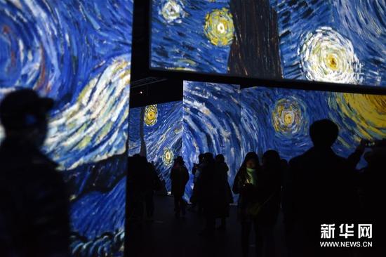 12月6日，观众在“不朽的梵高”感映艺术展上参观拍摄。