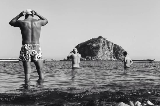 Ben Ashley(英国)《Dalian, Taking A Dip》摄影 2015年
