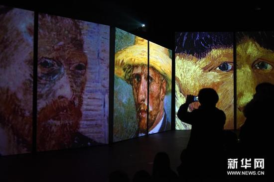 12月6日，观众在“不朽的梵高”感映艺术展上参观拍摄。