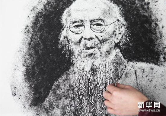 河南省灵宝市的理发师李海良用碎头发创作的“发画”《齐白石》（12月9日摄）。