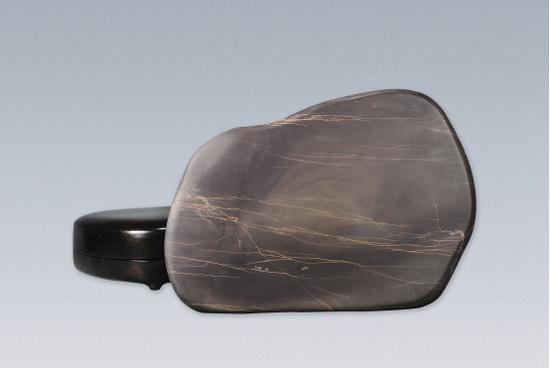 老坑板砚拍品编号:136-36
起拍价¥300,000
説明:配紫檀座。
16×23×3.2 cm。 估价:30-35万