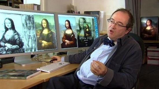 法国科学家帕斯卡尔·考特正在展示他耗费十年的《蒙娜·丽莎》研究成果。 图片：Brinkworth Films via BBC。