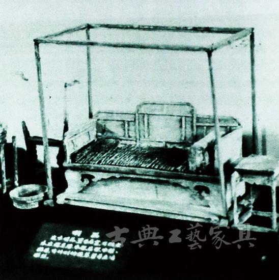 图9 明太祖的第十个儿子鲁王朱檀的陵墓中出土的“五屏风式罗汉床”模型