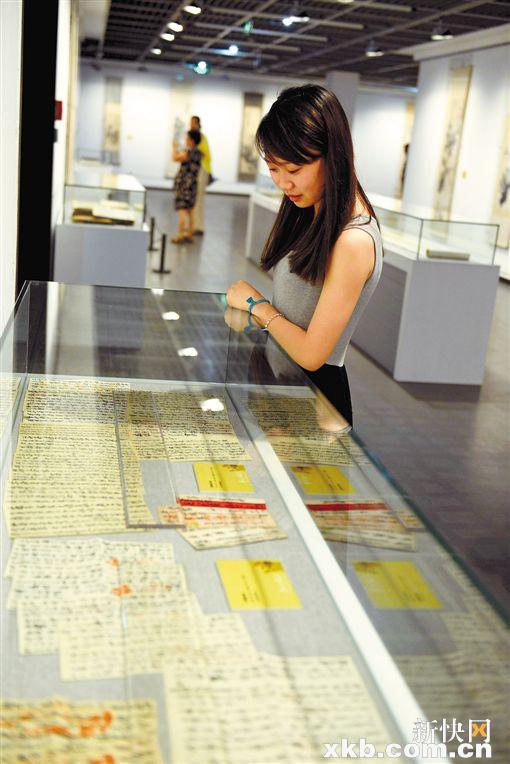 ■2014年,浙江省杭州市,参观者在欣赏吴昌硕先生的诗文信札。CFP供图
