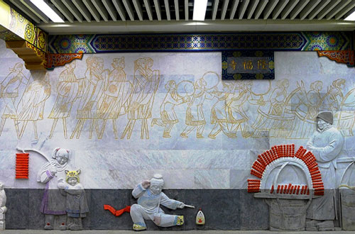 地铁5号线东四站，以浅浮雕展现了昔日隆福寺风情