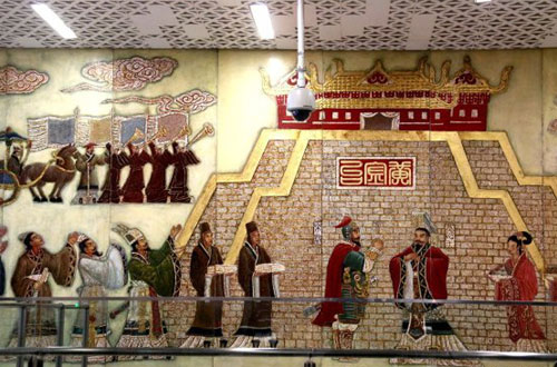金台路站东站厅的大型壁画《金台求贤》,讲述了燕昭王搭筑高台、上置千金,招揽天下贤士的故事,墙面是由鸡蛋皮和鸭蛋皮碾碎后制作而成。该站西站厅的壁画《金台夕照》,则由一片片异型彩色玻璃和LED灯光组合而成,画面中从金台路西望,故宫、天坛,古都北京绵延高大的城墙和皇家建筑,在西山彩云的映衬下显现出美丽轮廓。