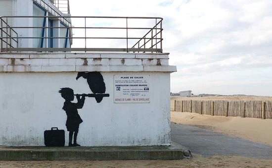 班克斯在法国海滨小镇加来一共创作了四幅新作 图片：via banksy.co.uk