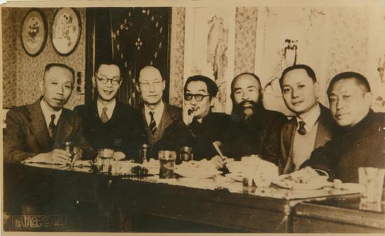 1946年12月，吴湖帆与友人摄于黄山艺苑，右起：郑午昌、张充仁、张大千、吴湖帆、许士骐、汪亚尘、颜文樑。