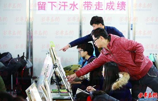 教室墙上贴着励志标语,体现了艺考的艰辛。图/记者 陆金星