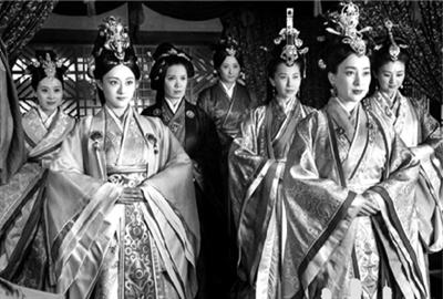 马山一号楚墓深衣样式复原(颜色、花纹与原物不同)