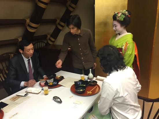 日方向参展艺术家吴鸣、李啸东介绍菜品
