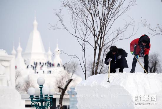 12月22日，在太阳岛雪博会园区，选手在进行雪雕作品创作。