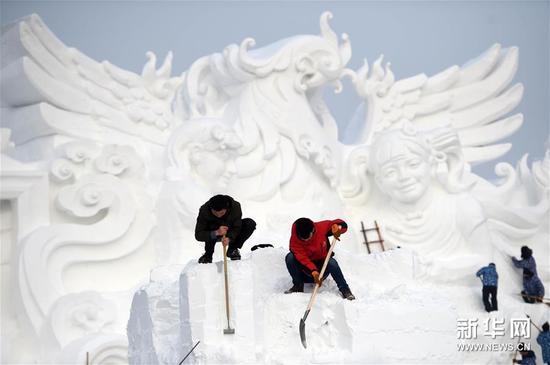 12月22日，在太阳岛雪博会园区，选手在进行雪雕作品创作。